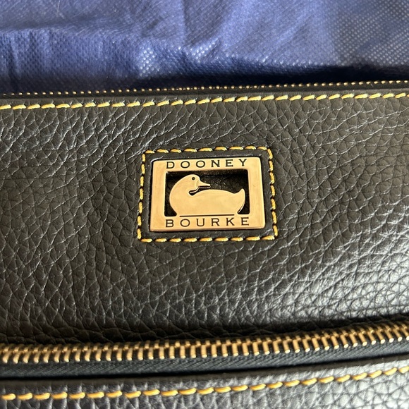 Dooney & Bourke black leather pebble letter carrier crossbody no dust bag cover - Picture 7 of 10